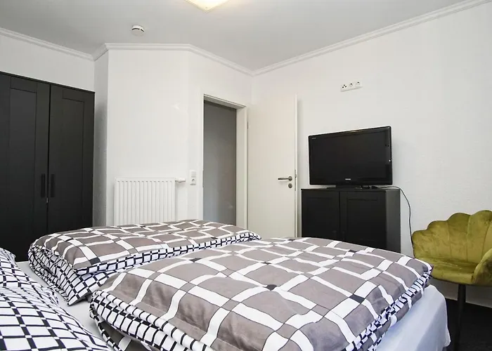 Direkt Am Waldrand Mit Balkon Und In Strandnaehe - Cosmo Apartment Glowe